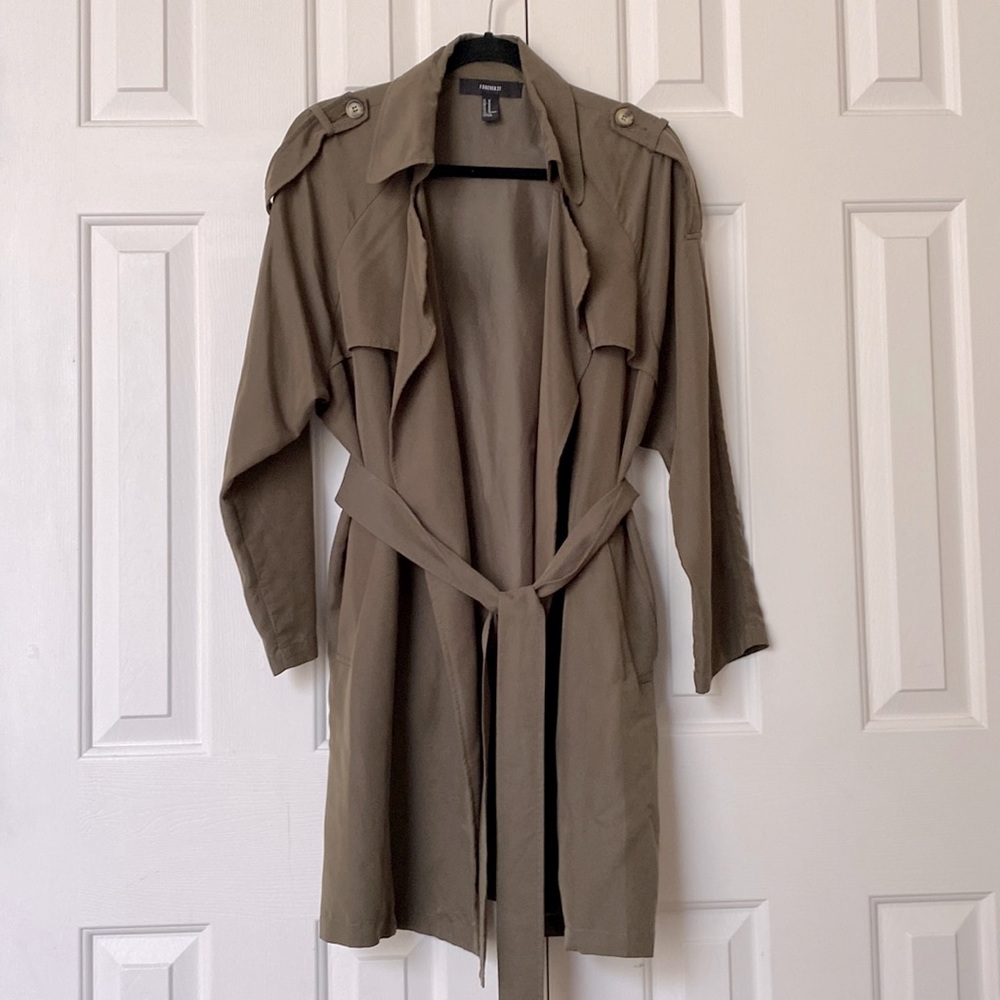 Beautiful trench coat military green size M. Brand Forever 21.